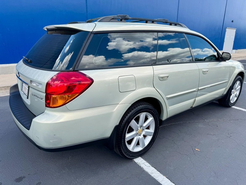 Subaru Outback Limited Vehicle Image 15