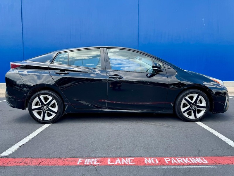 2016 Toyota Prius Four Touring photo 3