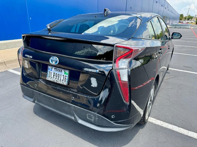 2016 Toyota Prius Four Touring photo 4
