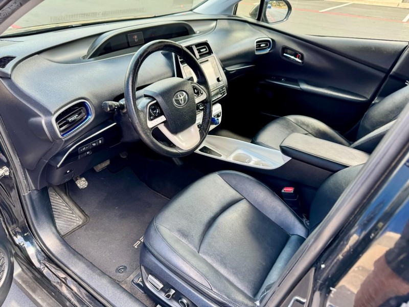 2016 Toyota Prius Four Touring photo 5