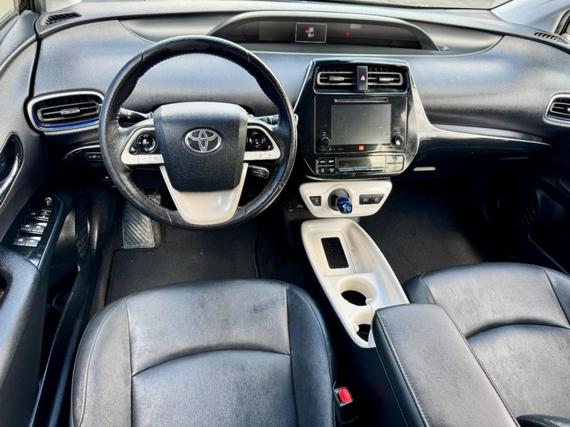 2016 Toyota Prius Four Touring photo 6