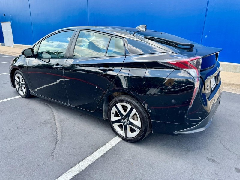 2016 Toyota Prius Four Touring photo 9
