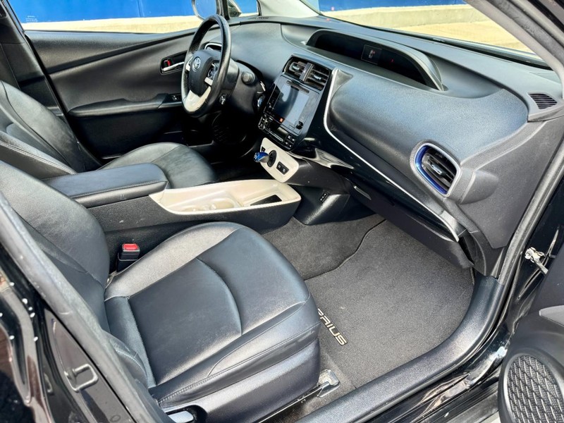 2016 Toyota Prius Four Touring photo 20