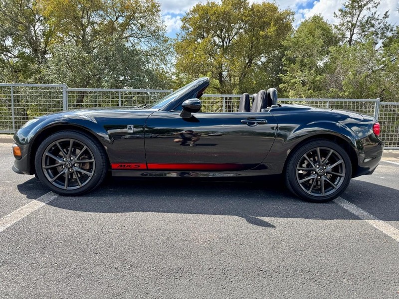 Mazda MX-5 Miata Club PRHT Vehicle Full-screen Gallery Image 01