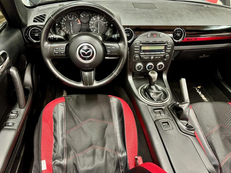 Mazda MX-5 Miata Club PRHT Vehicle Full-screen Gallery Image 06