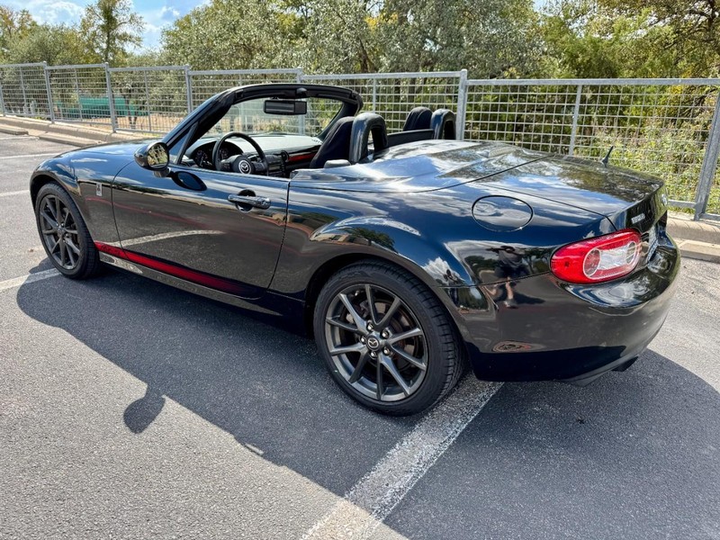 Mazda MX-5 Miata Club PRHT Vehicle Full-screen Gallery Image 09