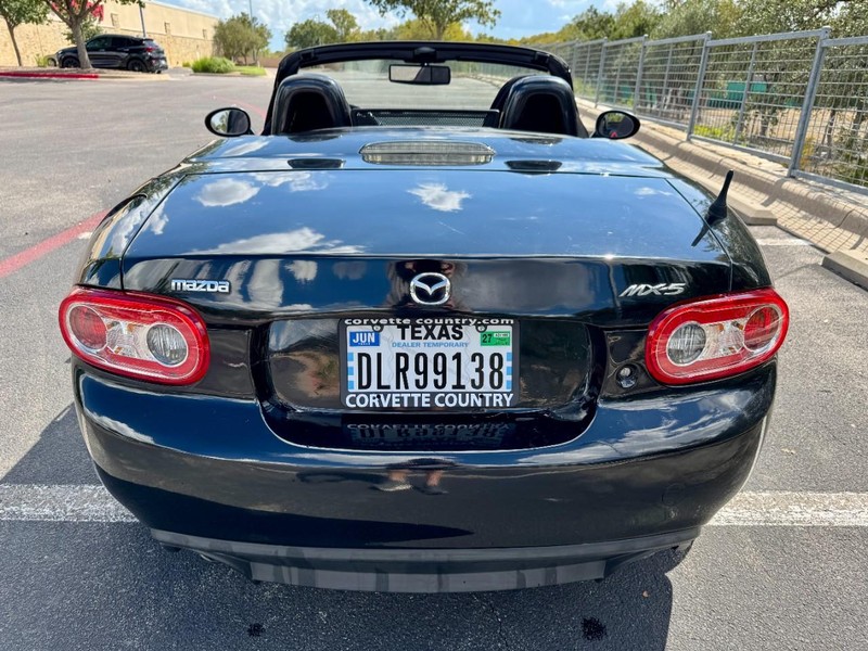 Mazda MX-5 Miata Club PRHT Vehicle Full-screen Gallery Image 11