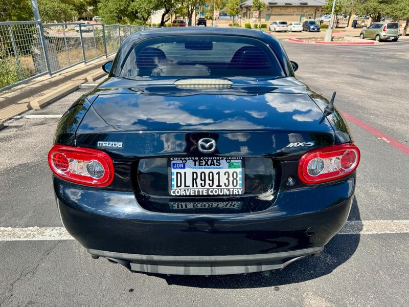 Mazda MX-5 Miata Club PRHT Vehicle Full-screen Gallery Image 16