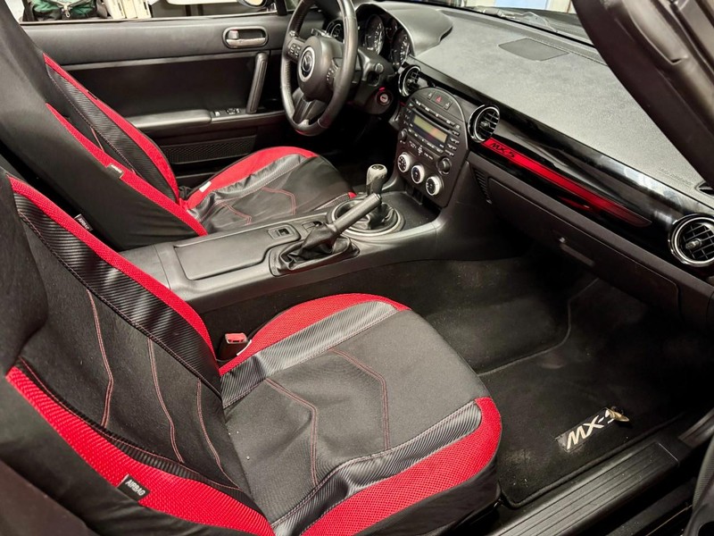 Mazda MX-5 Miata Club PRHT Vehicle Full-screen Gallery Image 17