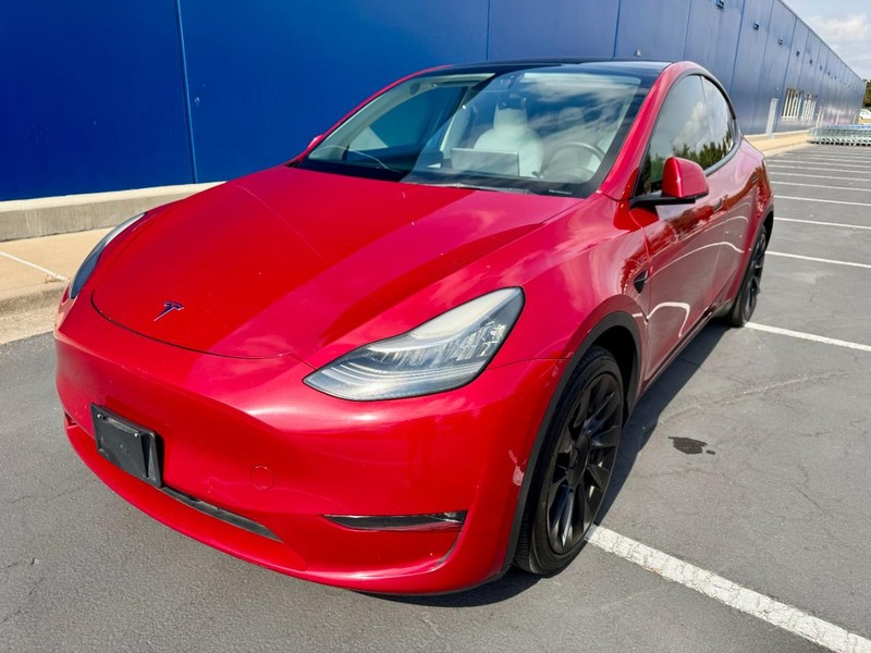 Tesla Model Y Long Range AWD Vehicle Full-screen Gallery Image 02