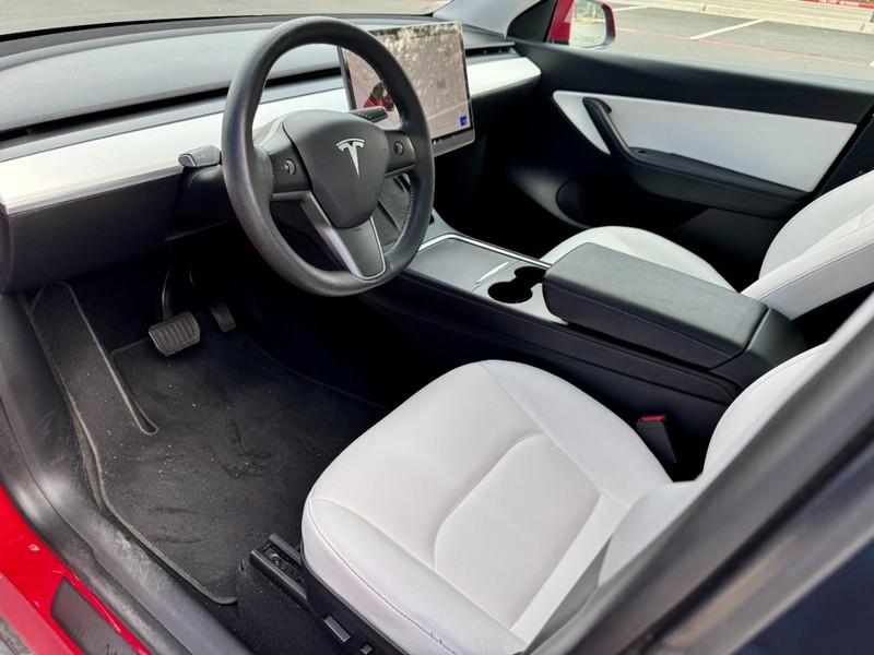 Tesla Model Y Long Range AWD Vehicle Full-screen Gallery Image 05