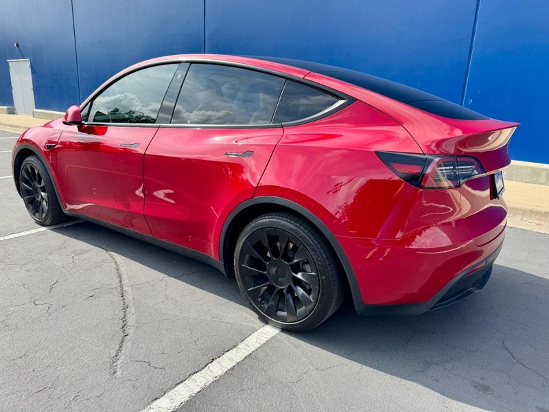 Tesla Model Y Long Range AWD Vehicle Full-screen Gallery Image 09