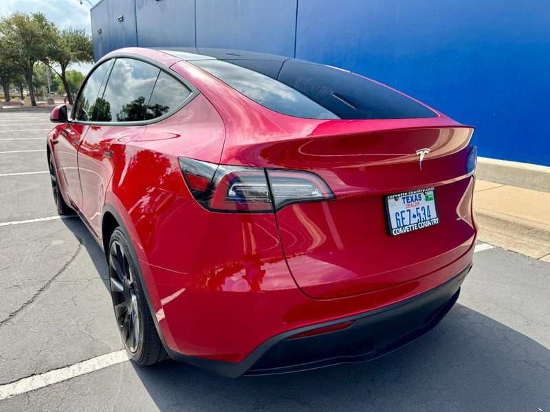 Tesla Model Y Long Range AWD Vehicle Full-screen Gallery Image 10
