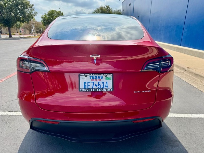 Tesla Model Y Long Range AWD Vehicle Full-screen Gallery Image 11