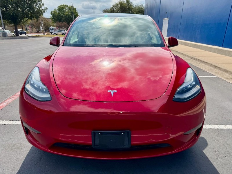 Tesla Model Y Long Range AWD Vehicle Full-screen Gallery Image 12