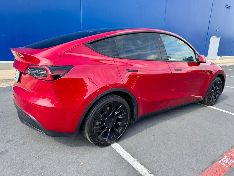 Tesla Model Y Long Range AWD Vehicle Full-screen Gallery Image 15