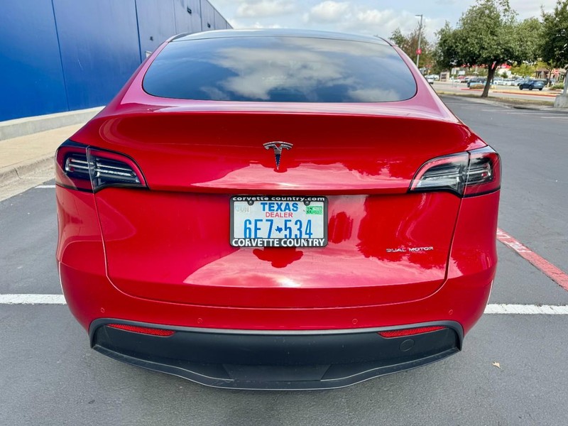 Tesla Model Y Long Range AWD Vehicle Full-screen Gallery Image 16