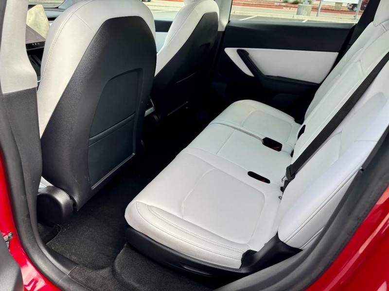 Tesla Model Y Long Range AWD Vehicle Full-screen Gallery Image 17