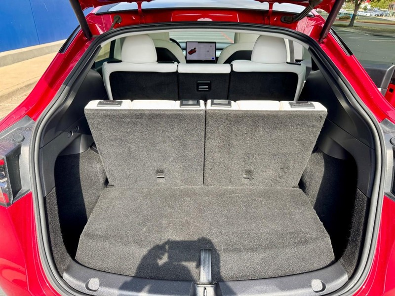 Tesla Model Y Long Range AWD Vehicle Full-screen Gallery Image 18