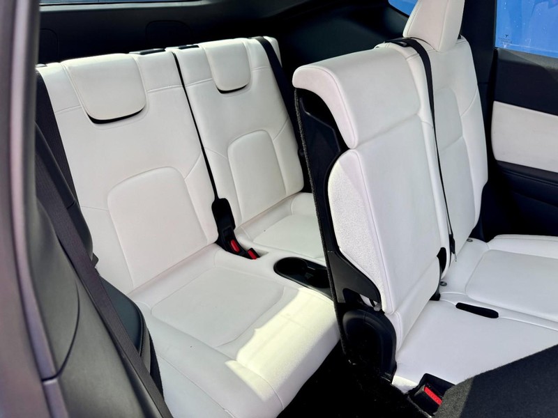 Tesla Model Y Long Range AWD Vehicle Full-screen Gallery Image 19