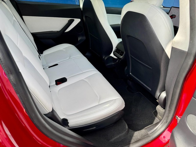 Tesla Model Y Long Range AWD Vehicle Full-screen Gallery Image 20