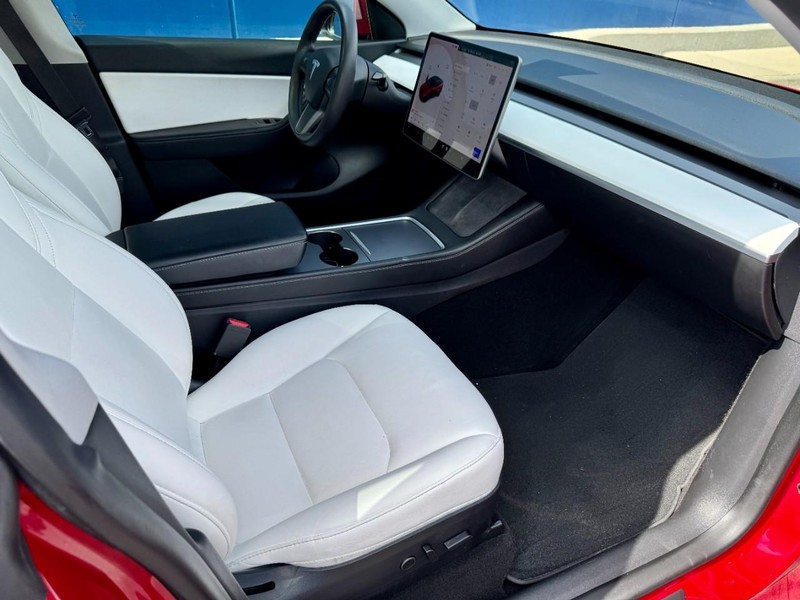 Tesla Model Y Long Range AWD Vehicle Full-screen Gallery Image 21