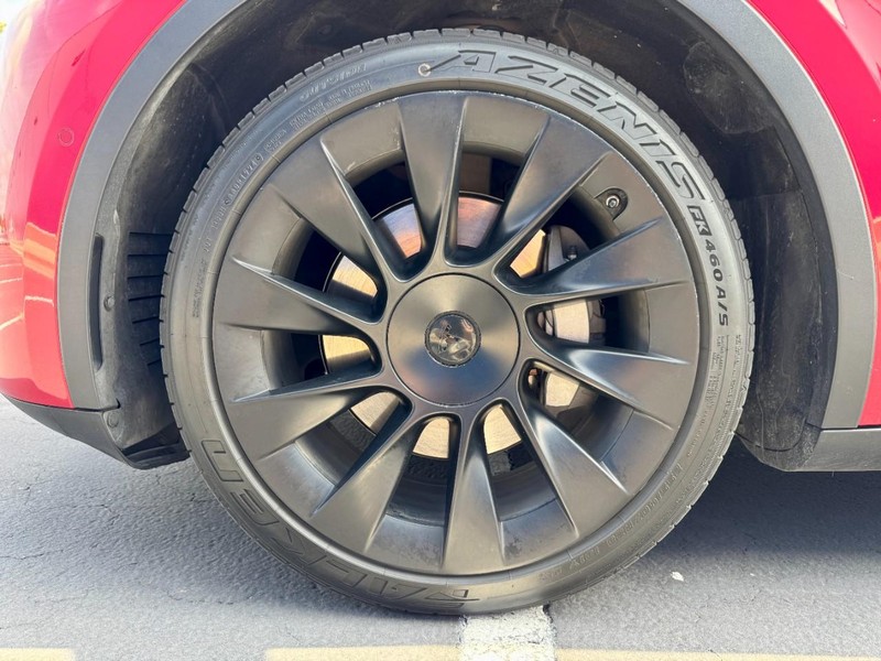 Tesla Model Y Long Range AWD Vehicle Full-screen Gallery Image 22