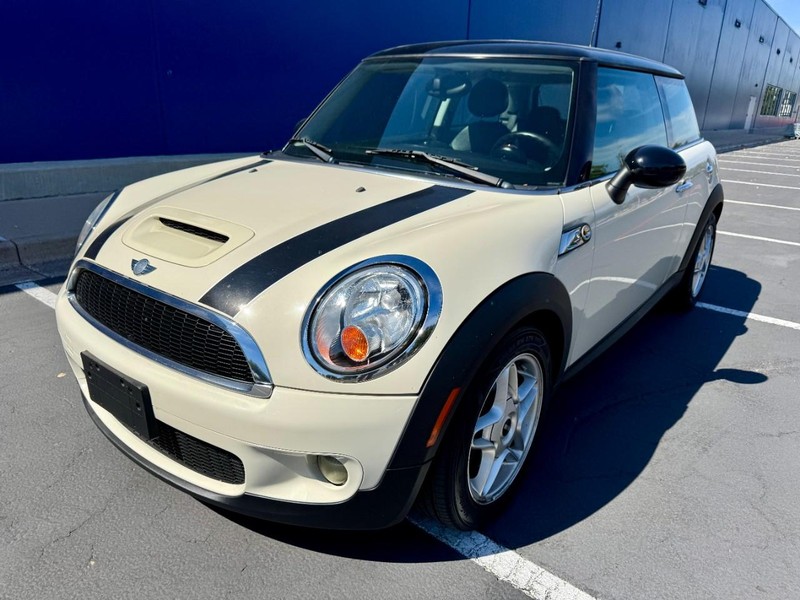 MINI Cooper S Vehicle Full-screen Gallery Image 02
