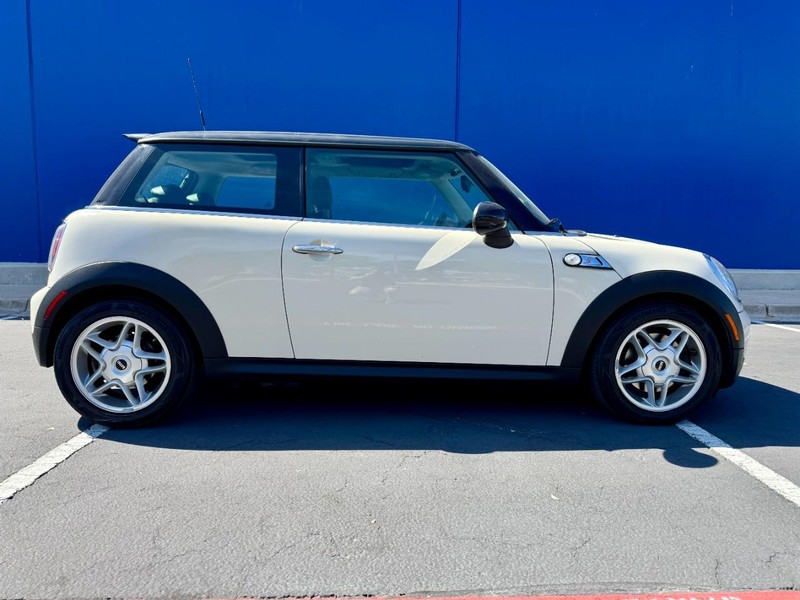 MINI Cooper S Vehicle Full-screen Gallery Image 03