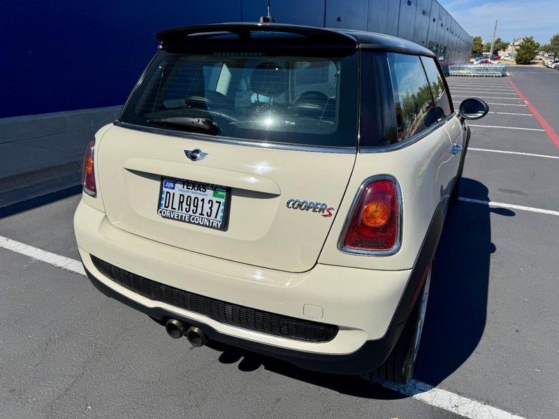 MINI Cooper S Vehicle Full-screen Gallery Image 04