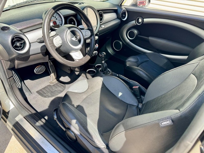 MINI Cooper S Vehicle Full-screen Gallery Image 05