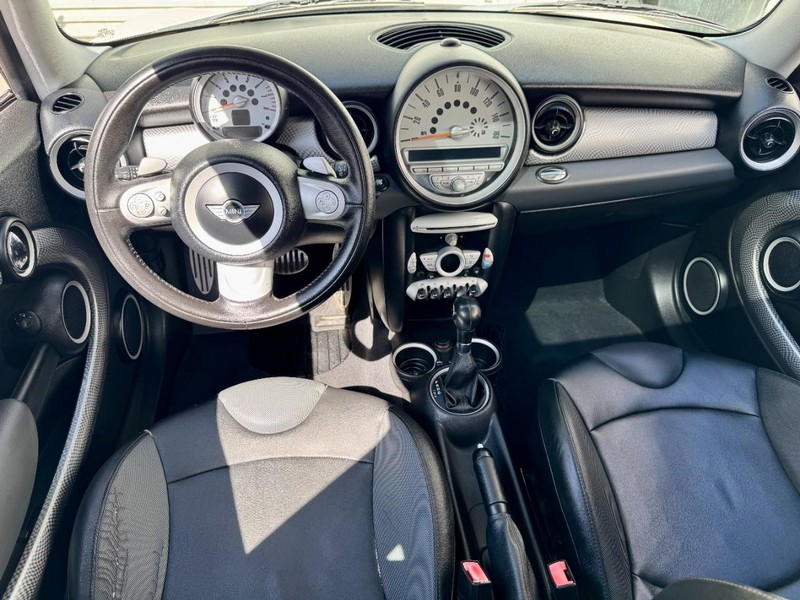 MINI Cooper S Vehicle Full-screen Gallery Image 06