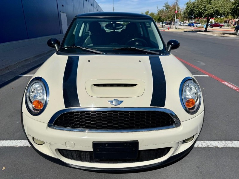 MINI Cooper S Vehicle Full-screen Gallery Image 07