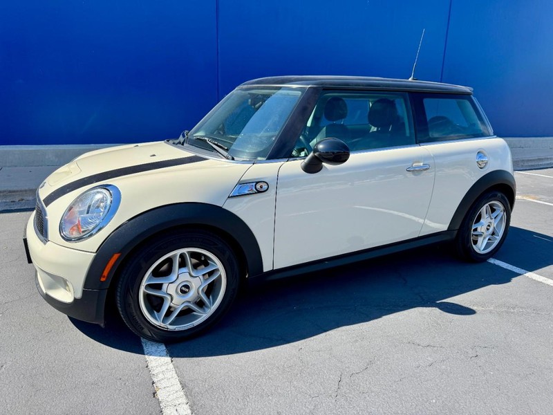 MINI Cooper S Vehicle Full-screen Gallery Image 08
