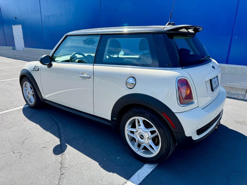 MINI Cooper S Vehicle Full-screen Gallery Image 09