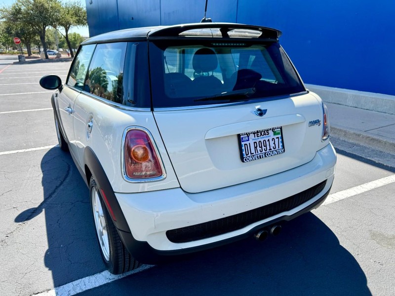 MINI Cooper S Vehicle Full-screen Gallery Image 10