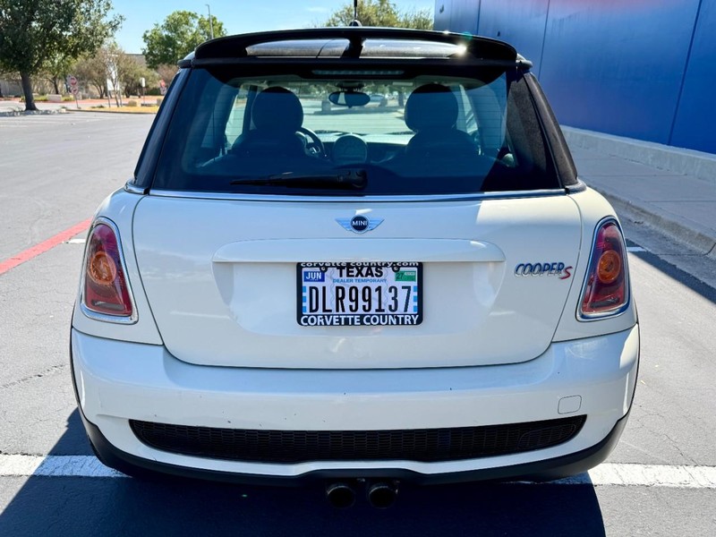 MINI Cooper S Vehicle Full-screen Gallery Image 11