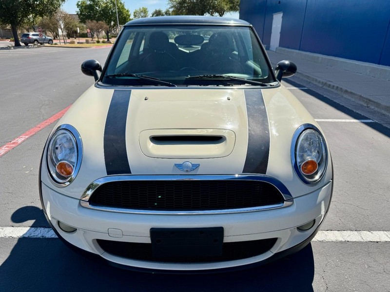 MINI Cooper S Vehicle Full-screen Gallery Image 12