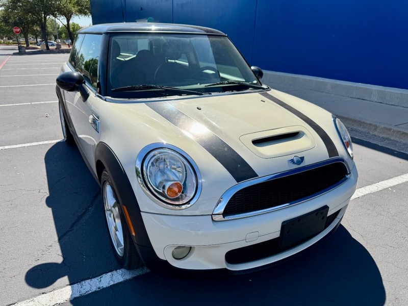 MINI Cooper S Vehicle Full-screen Gallery Image 13