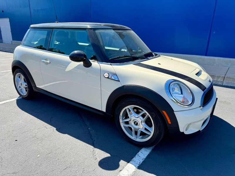 MINI Cooper S Vehicle Full-screen Gallery Image 14