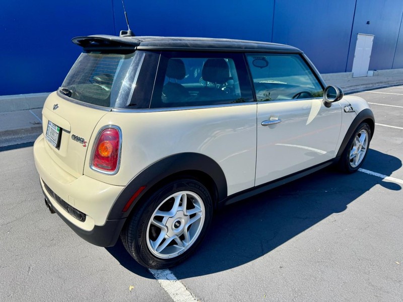 MINI Cooper S Vehicle Full-screen Gallery Image 15