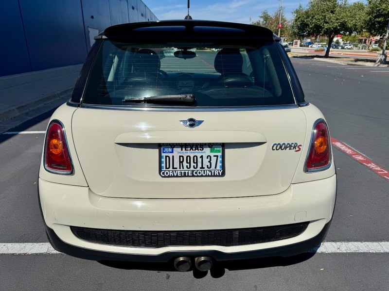 MINI Cooper S Vehicle Full-screen Gallery Image 16