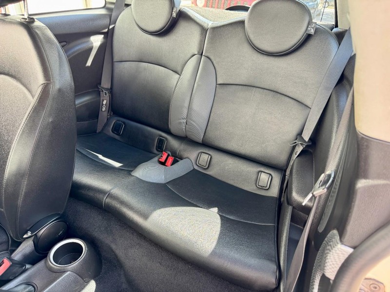 MINI Cooper S Vehicle Full-screen Gallery Image 17