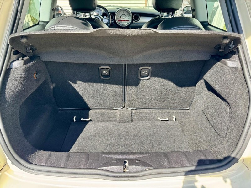 MINI Cooper S Vehicle Full-screen Gallery Image 18