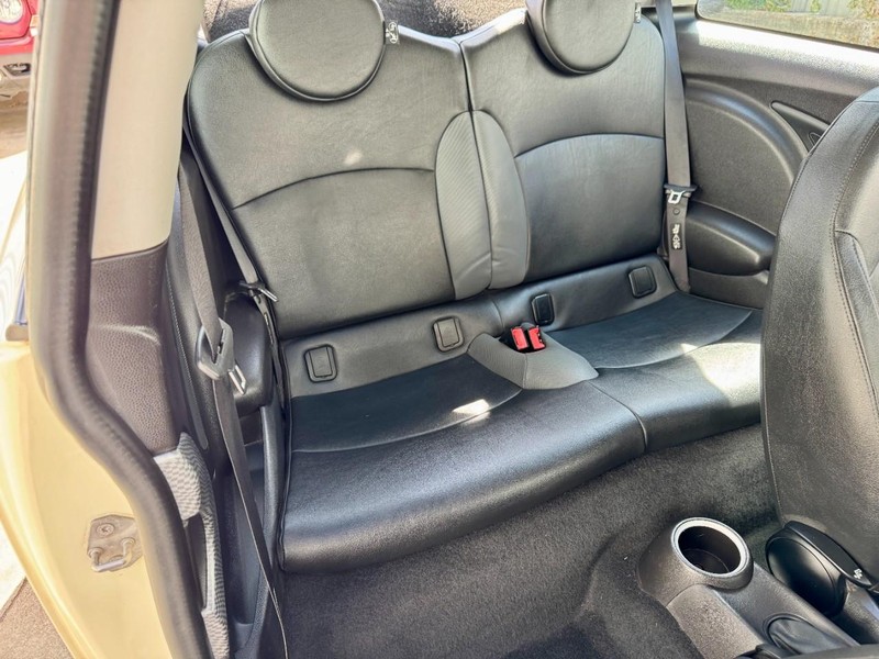 MINI Cooper S Vehicle Full-screen Gallery Image 19