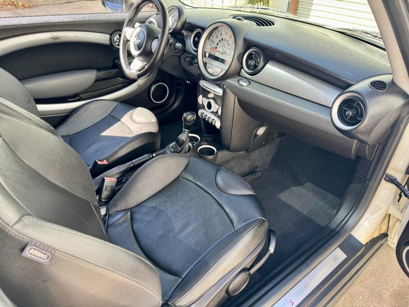 MINI Cooper S Vehicle Full-screen Gallery Image 20