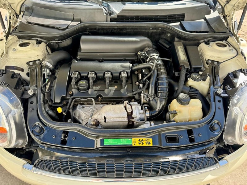 MINI Cooper S Vehicle Full-screen Gallery Image 21