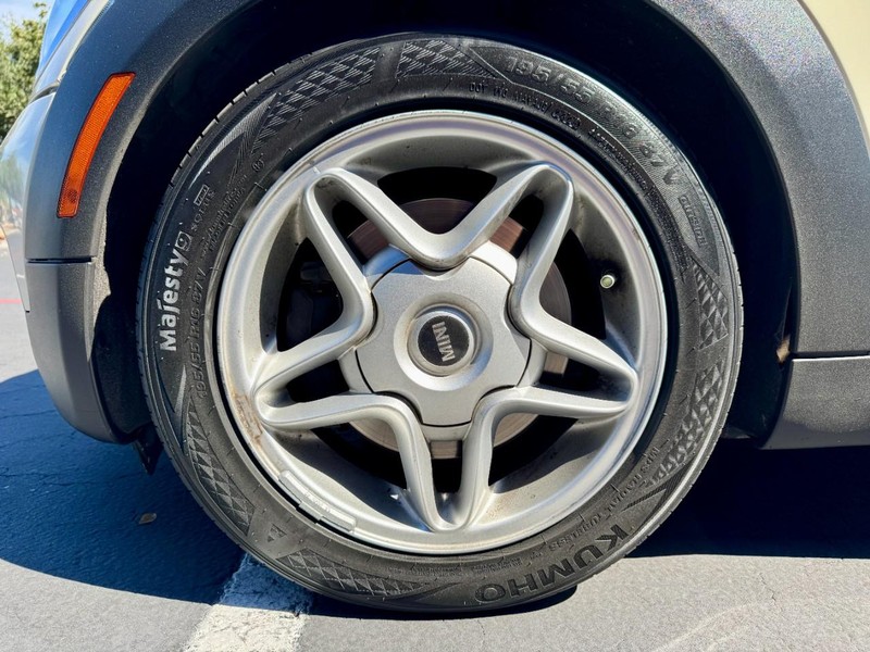 MINI Cooper S Vehicle Full-screen Gallery Image 22