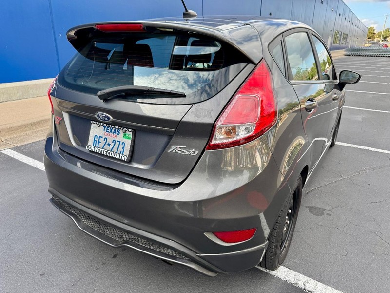 Ford Fiesta ST Vehicle Full-screen Gallery Image 04