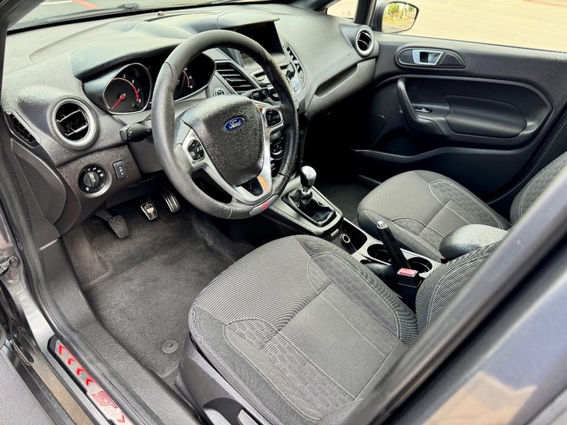 Ford Fiesta ST Vehicle Full-screen Gallery Image 05